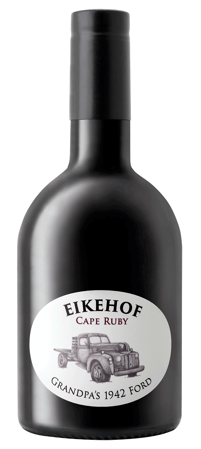 Eine dunkle Weinflasche mit der Aufschrift EIKEHOF Cape Ruby, die eine Illustration eines alten Pickups und den Text GRANDPAS 1942 FORD auf einem weißen ovalen Etikett zeigt.
