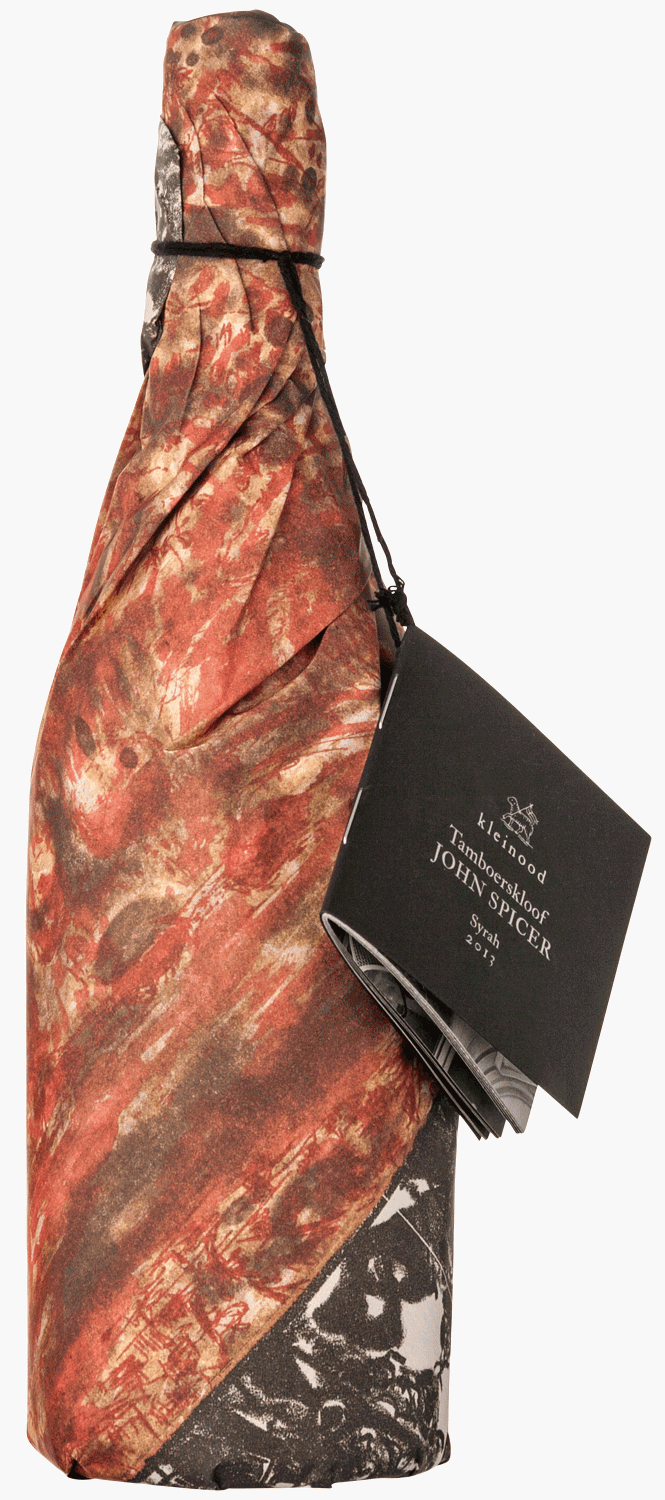 Eine dunkle Weinflasche mit einem schwarzen Verschluss und einem grauen Etikett mit der Aufschrift Kleinood Tamboerskloof John Spicer in weißer und goldener Schrift vor einem schlichten hellen Hintergrund.