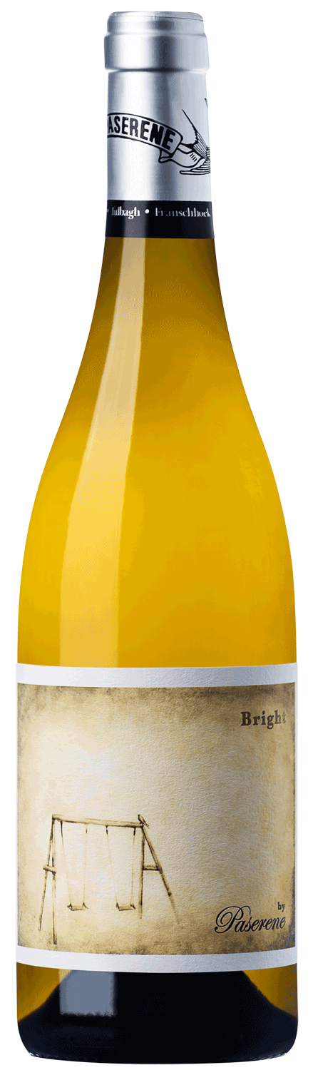 Eine Flasche Weißwein mit einem silbernen Verschluss. Das Etikett zeigt eine sepiafarbene Abbildung einer leeren Schaukel und die Aufschrift Bright by Pasarene.