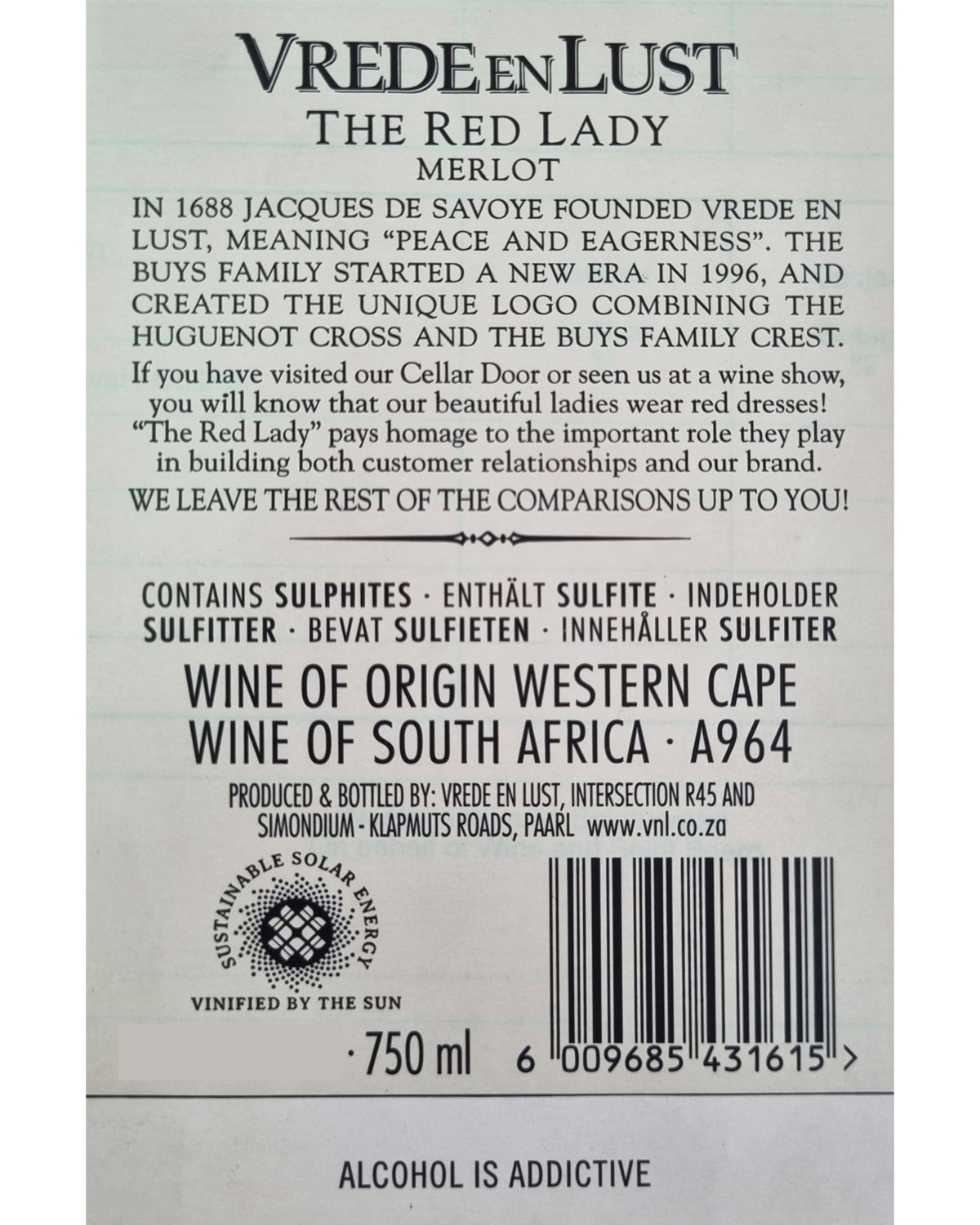 Ein Weinflaschenetikett für Vrede en Lust The Red Lady Merlot mit einer Beschreibung des Weins, der Herkunft (Westkap, Südafrika), den Zutaten, dem Barcode und Logos für Nachhaltigkeit und verantwortungsbewusstes Trinken.