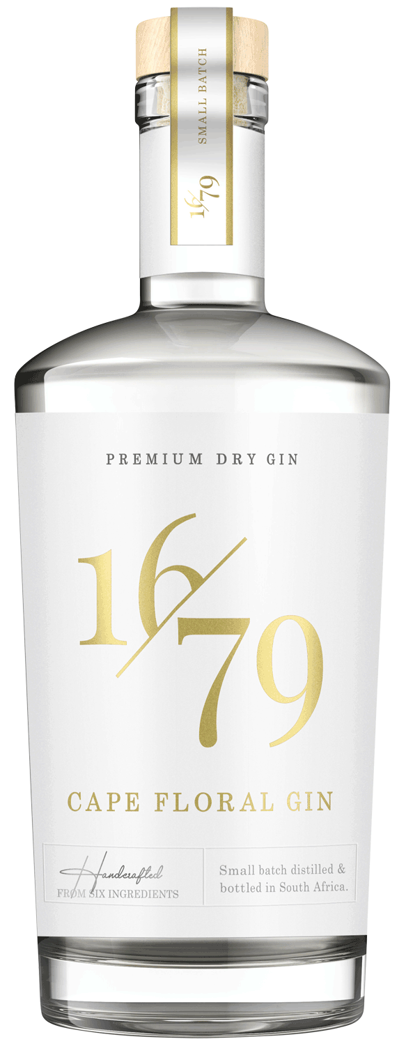 Eine klare Flasche 1679 Cape Floral Gin mit goldener und weißer Beschriftung. Das Etikett liest Premium Dry Gin, enthält Unterschriften, und stellt fest, es ist destilliert und abgefüllt in Südafrika. Eine goldene Schleife ist auf den Hals.