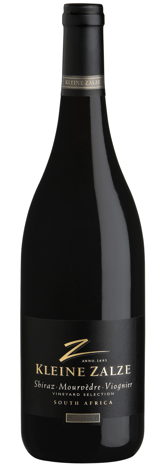 Eine Flasche Kleine Zalze Wein mit der Aufschrift "Shiraz, Mourvèdre, Viognier Vineyard Selection, South Africa", mit einem schwarzen Etikett mit goldenem und weißem Text und einem goldenen Logo auf der Vorderseite.