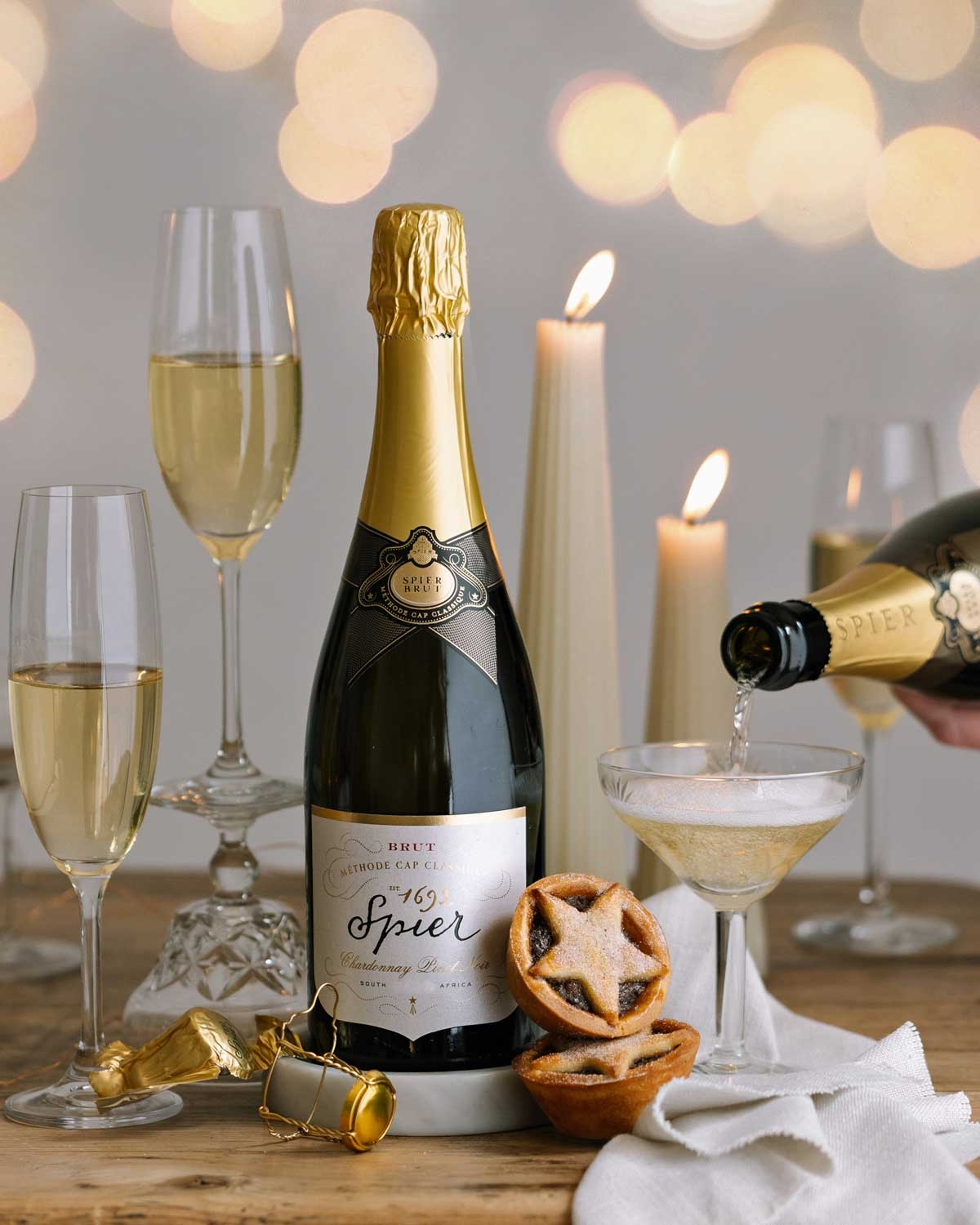 Eine Flasche Spier Brut Sekt mit Goldfolienverschluss, einem Schmucketikett und der Aufschrift Méthode Cap Classique Chardonnay Pinot Noir auf der Vorderseite.