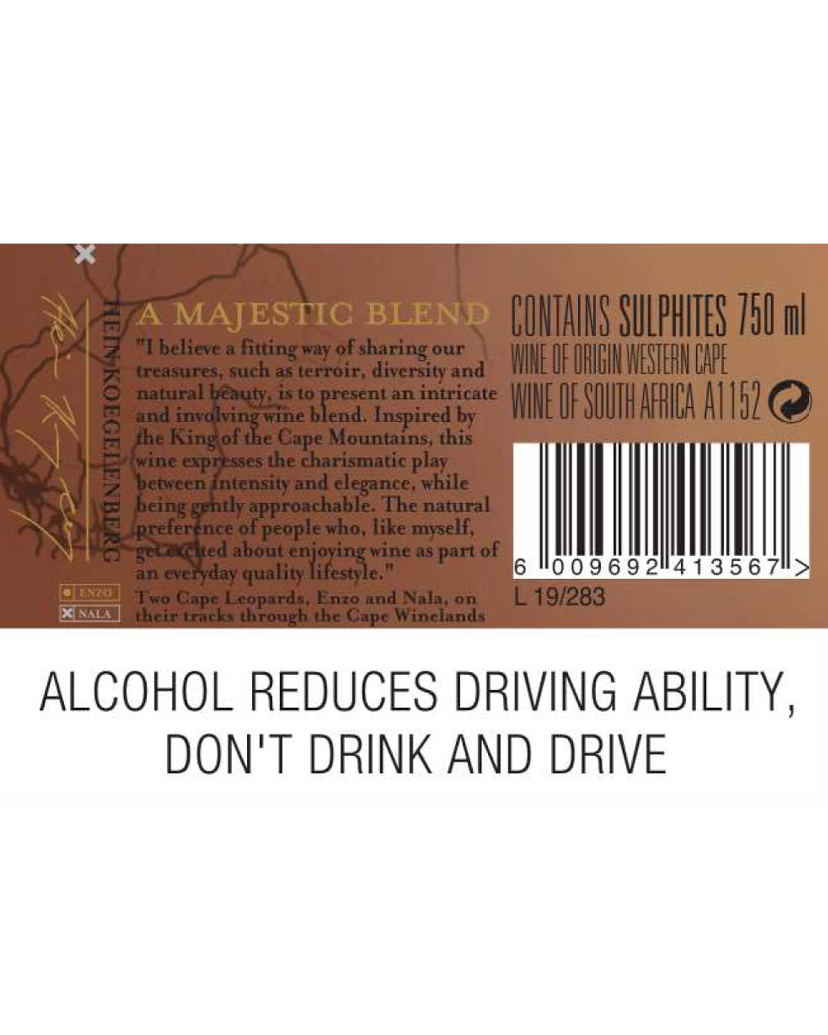 Ein Weinflaschenetikett mit einer Beschreibung des Weins, Herkunftsangaben, Volumen (750 ml), Barcode und einem Sicherheitshinweis: Alkohol beeinträchtigt die Fahrtüchtigkeit, nicht trinken und fahren.