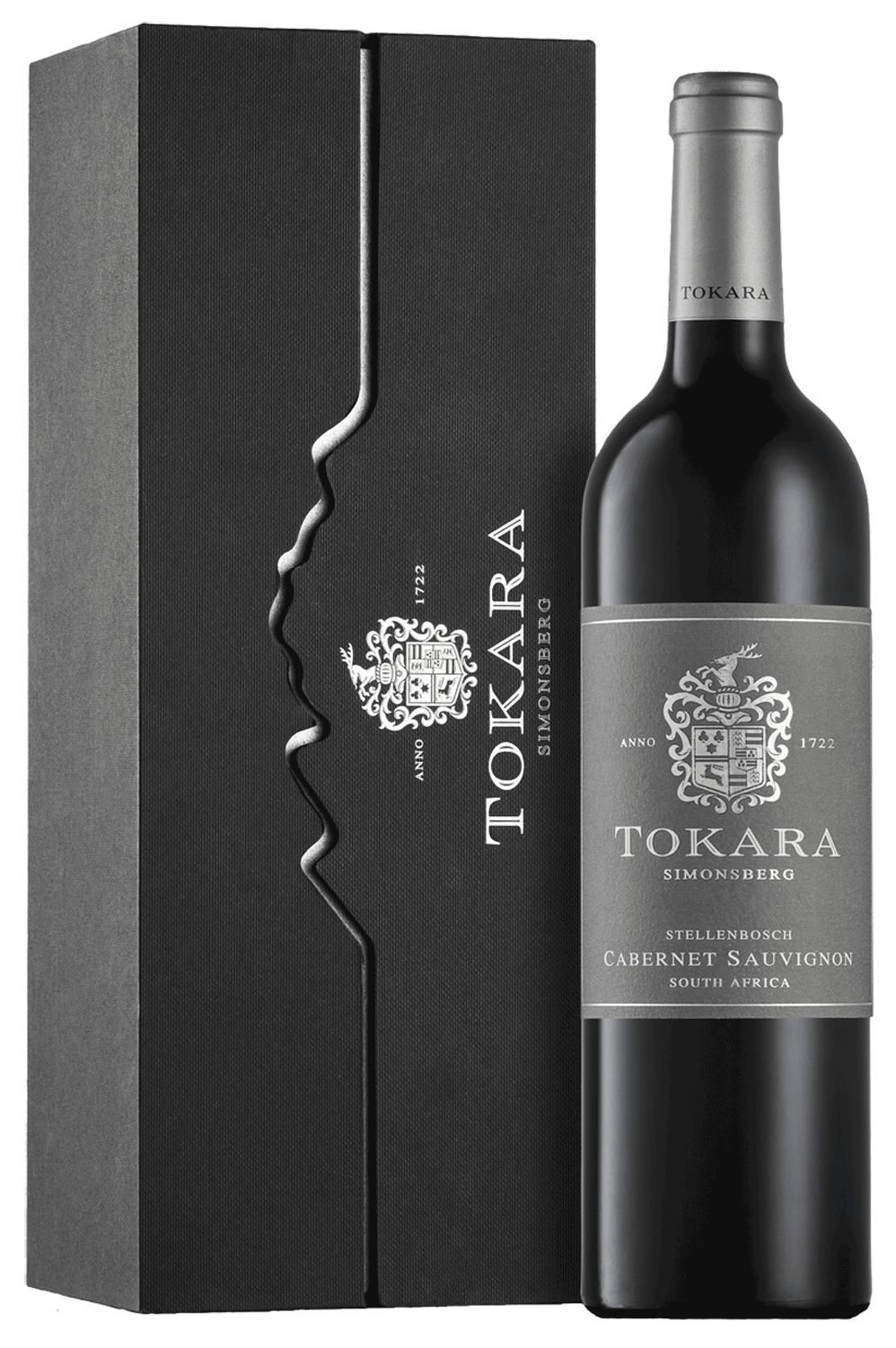 Eine Flasche Tokara Simonsberg Stellenbosch Cabernet Sauvignon steht neben einem eleganten schwarzen Geschenkkarton mit dem Tokara-Logo und -Wappen, beide vor einem schlichten weißen Hintergrund.