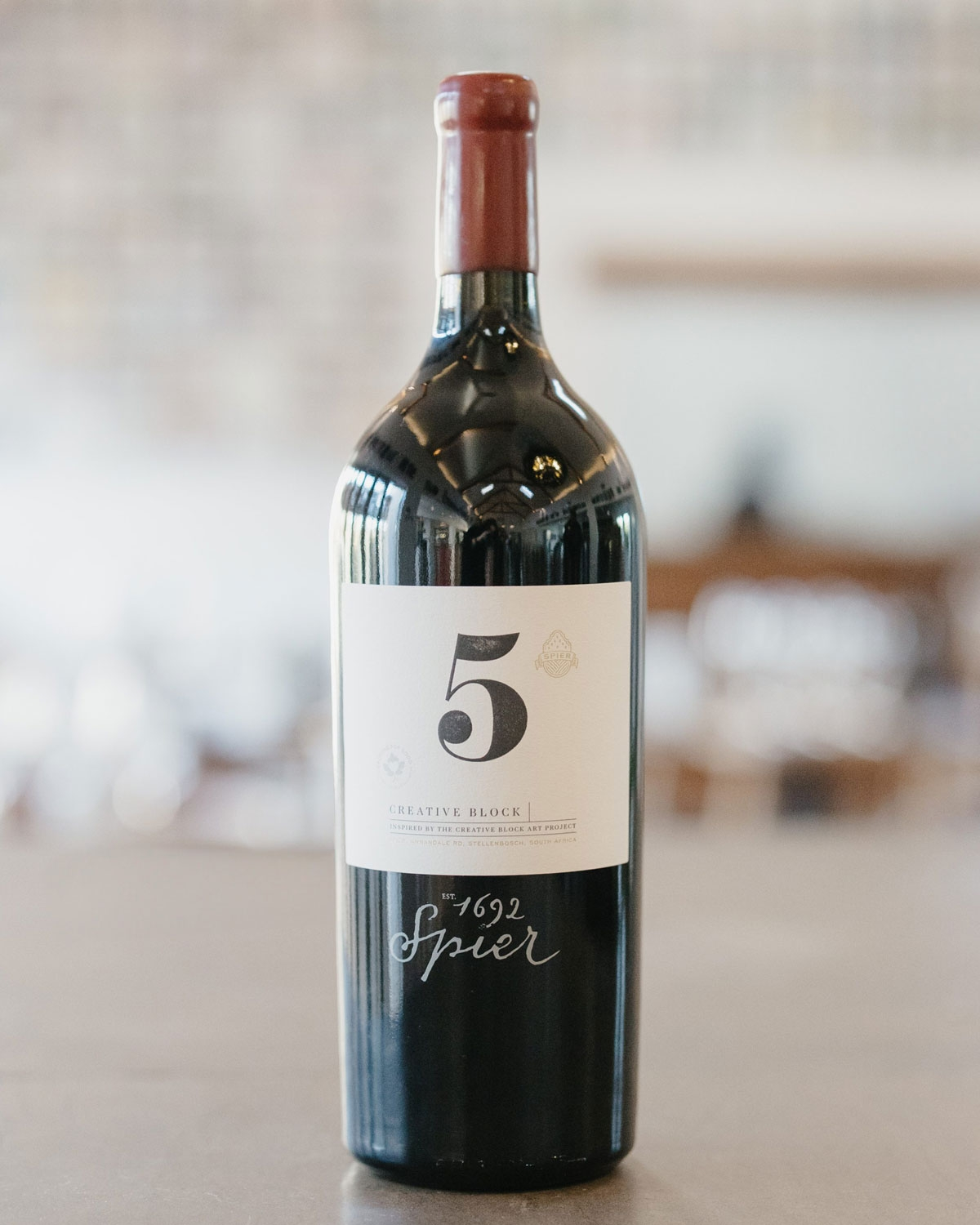 Eine Flasche Spier Creative Block 5 Rotwein mit rotem Wachssiegel, weißem Etikett mit der großen Zahl 5 und dem Schriftzug Spier am Boden.