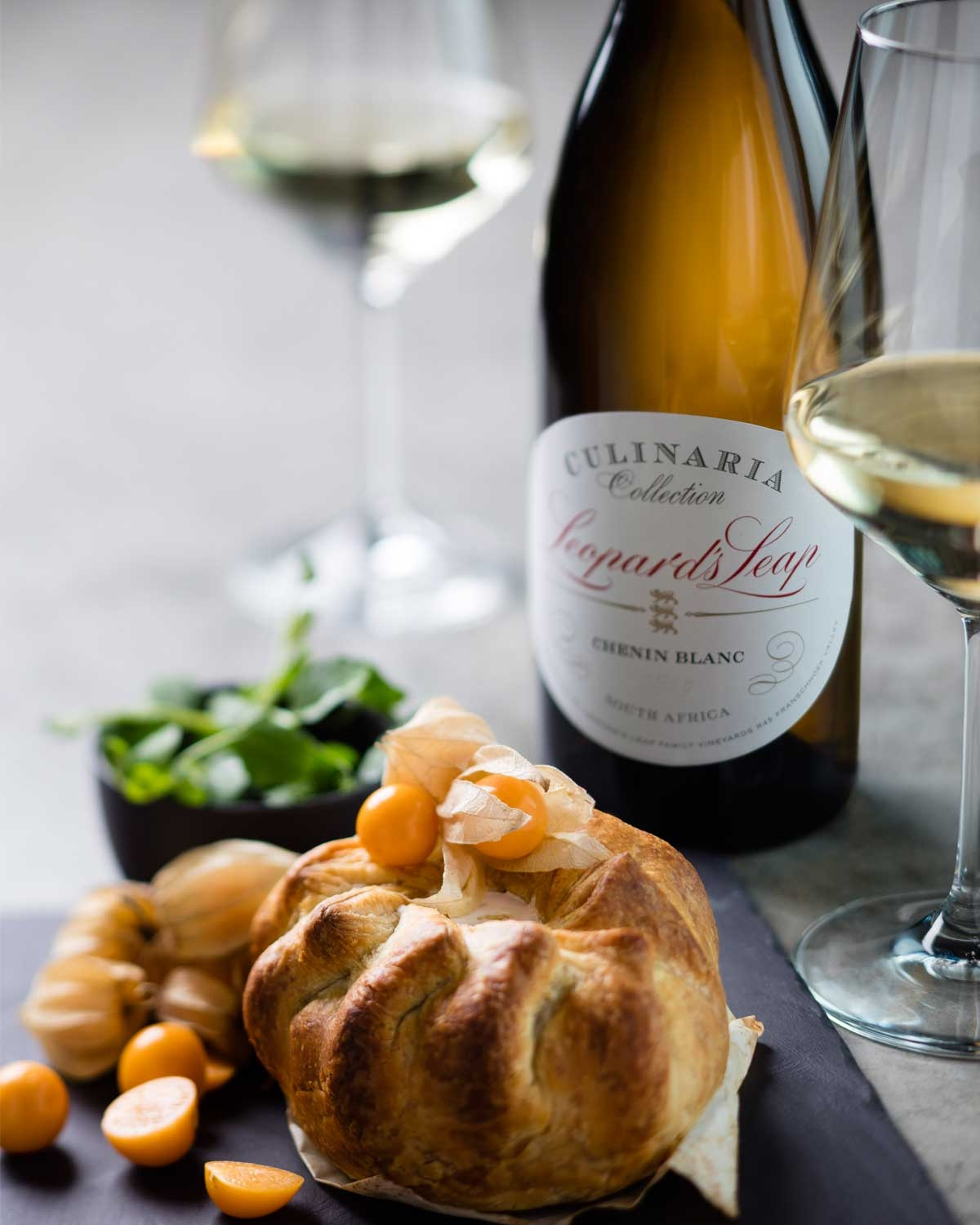 Eine Flasche Leopard's Leap Culinaria Collection Chenin Blanc Wein aus Südafrika mit einem goldenen Folienverschluss und einem eleganten weißen Etikett mit rotem und goldenem Text.