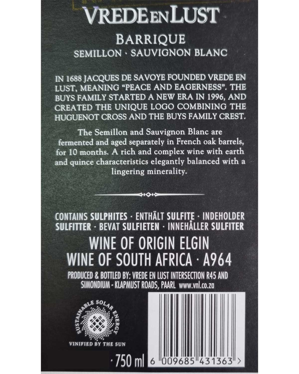 Eine Flasche Vrede en Lust Barrique-Wein mit einem schwarzen Etikett, einem goldenen Emblem und einem Text, der darauf hinweist, dass es sich um einen Semillon-Sauvignon Blanc aus Südafrika handelt.
