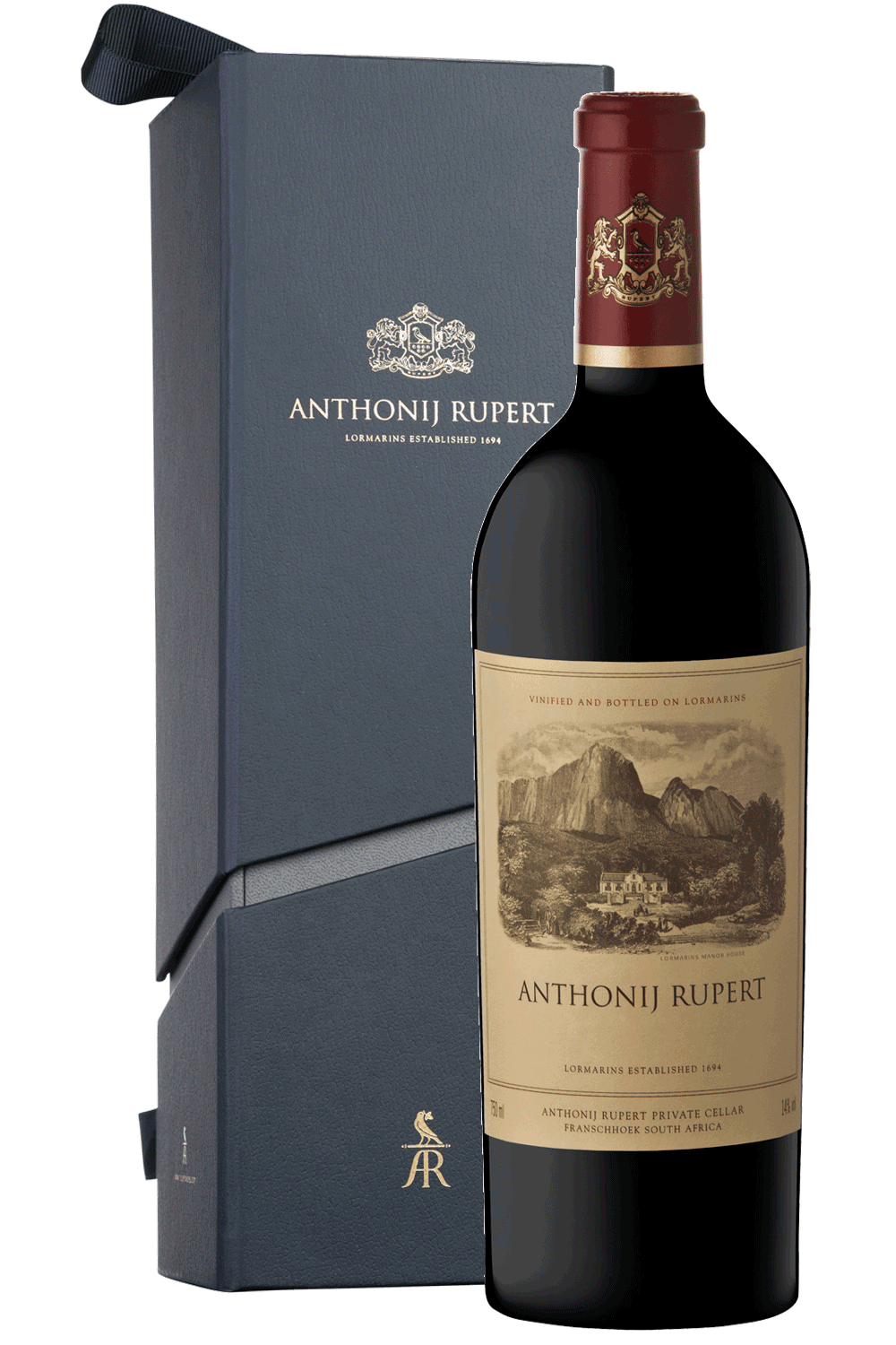 Eine Flasche Anthonij Rupert Rotwein steht vor einem dunkelblauen Präsentationskarton mit goldenen Verzierungen und Text. Das Weinetikett zeigt eine Illustration von Bergen und Weinbergen.