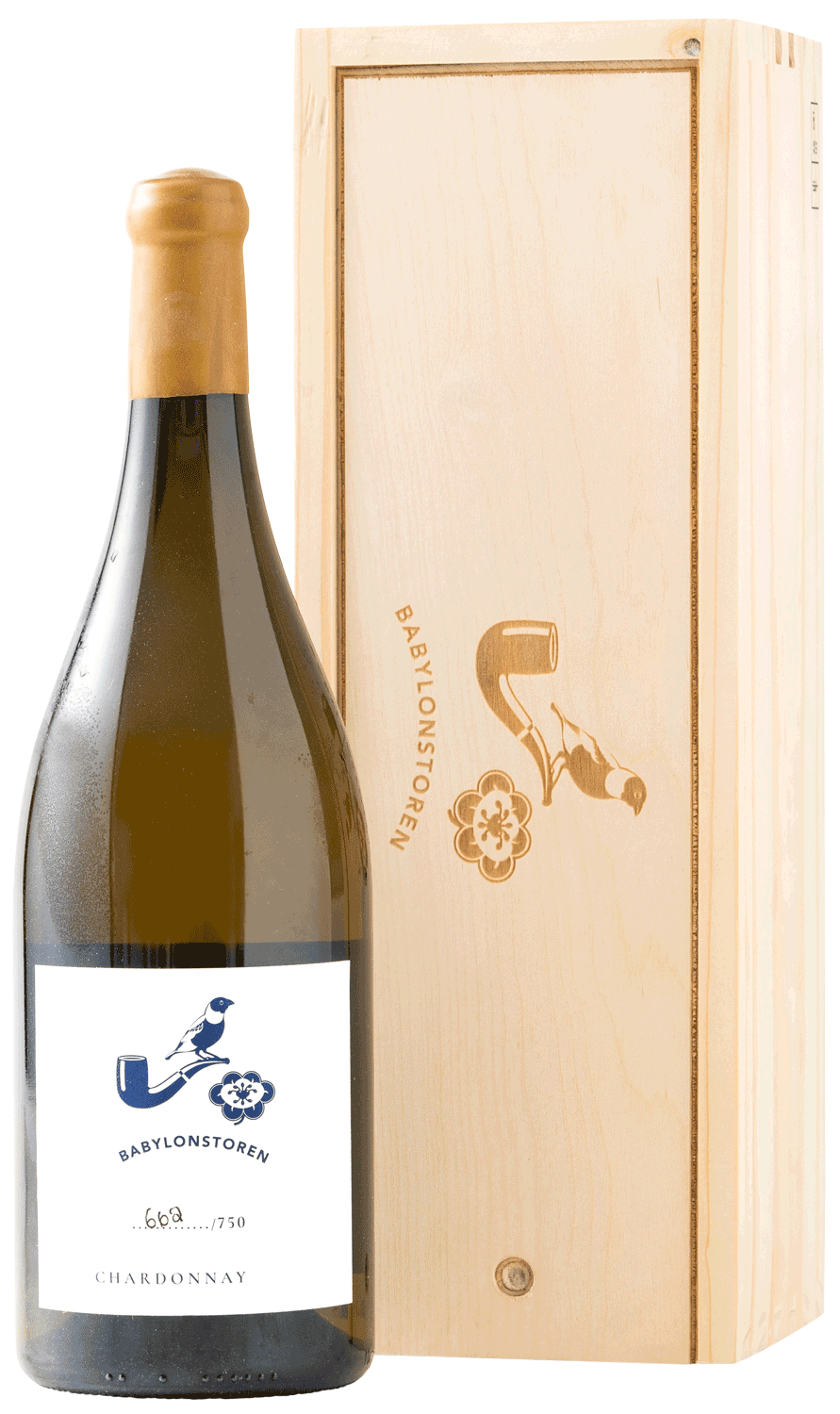 Eine Flasche Babylonstoren Chardonnay-Wein mit weißem Etikett steht vor einer aufrecht stehenden Holzkiste mit eingraviertem Babylonstoren-Logo und floralem Muster.