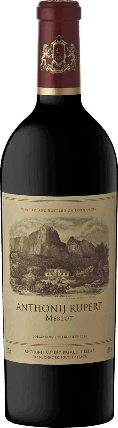 Eine Flasche Anthonij Rupert Merlot mit beigefarbenem Etikett, auf dem Berge und ein Weinberg abgebildet sind, und rotem Verschluss mit goldenem Wappen.