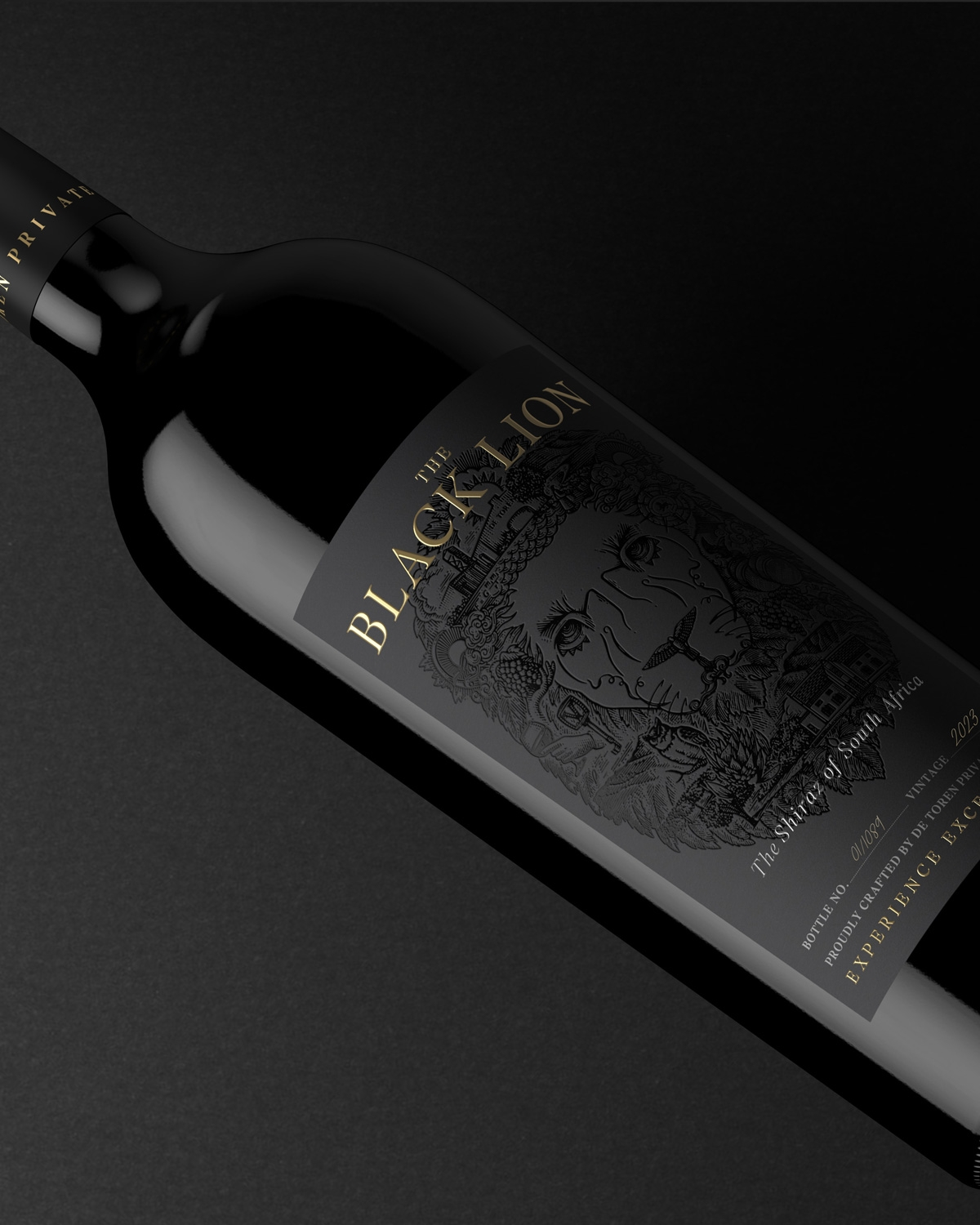 Nahaufnahme einer dunklen Weinflasche mit der Aufschrift "The Black Lion" (Der schwarze Löwe), auf der eine komplizierte Löwenillustration in Schwarz und Gold abgebildet ist, mit einem Text, der darauf hinweist, dass es sich um einen südafrikanischen W