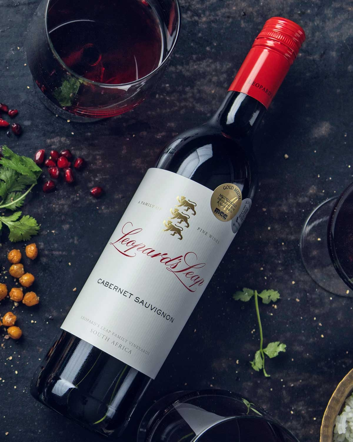 Eine Flasche Leopards Leap Cabernet Sauvignon aus Südafrika mit rotem Verschluss und weißem Etikett mit goldener Leopardengrafik und elegantem roten und schwarzen Text.