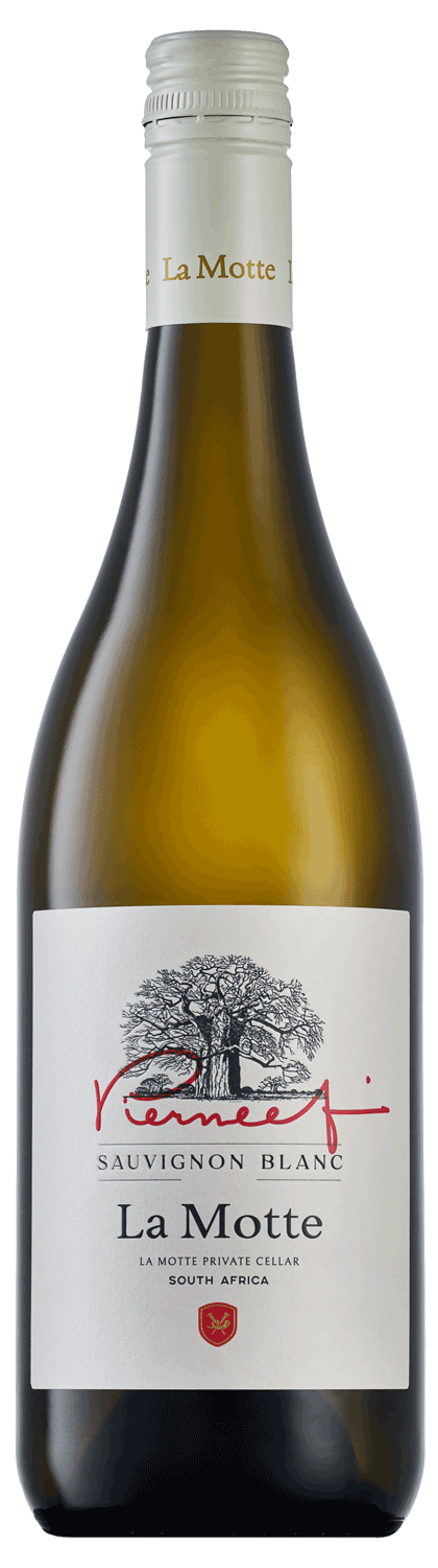 Eine Flasche La Motte Sauvignon Blanc mit weißem Etikett, auf dem ein Baum, rote Schreibschrift und der Text La Motte Private Cellar, South Africa abgebildet sind. Die Flasche hat einen weißen Schraubverschluss.
