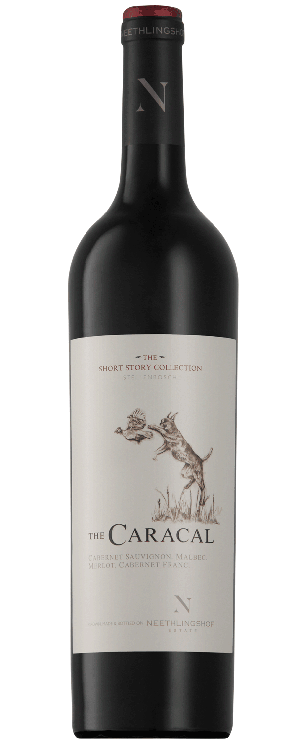 Eine Rotweinflasche mit der Aufschrift Der Karakal aus Neethlingshofs Kurzgeschichtensammlung, auf der ein Karakal abgebildet ist, der sich auf einen Vogel stürzt. Die Flasche hat einen schwarzen Verschluss und ein schlichtes, elegantes Design.