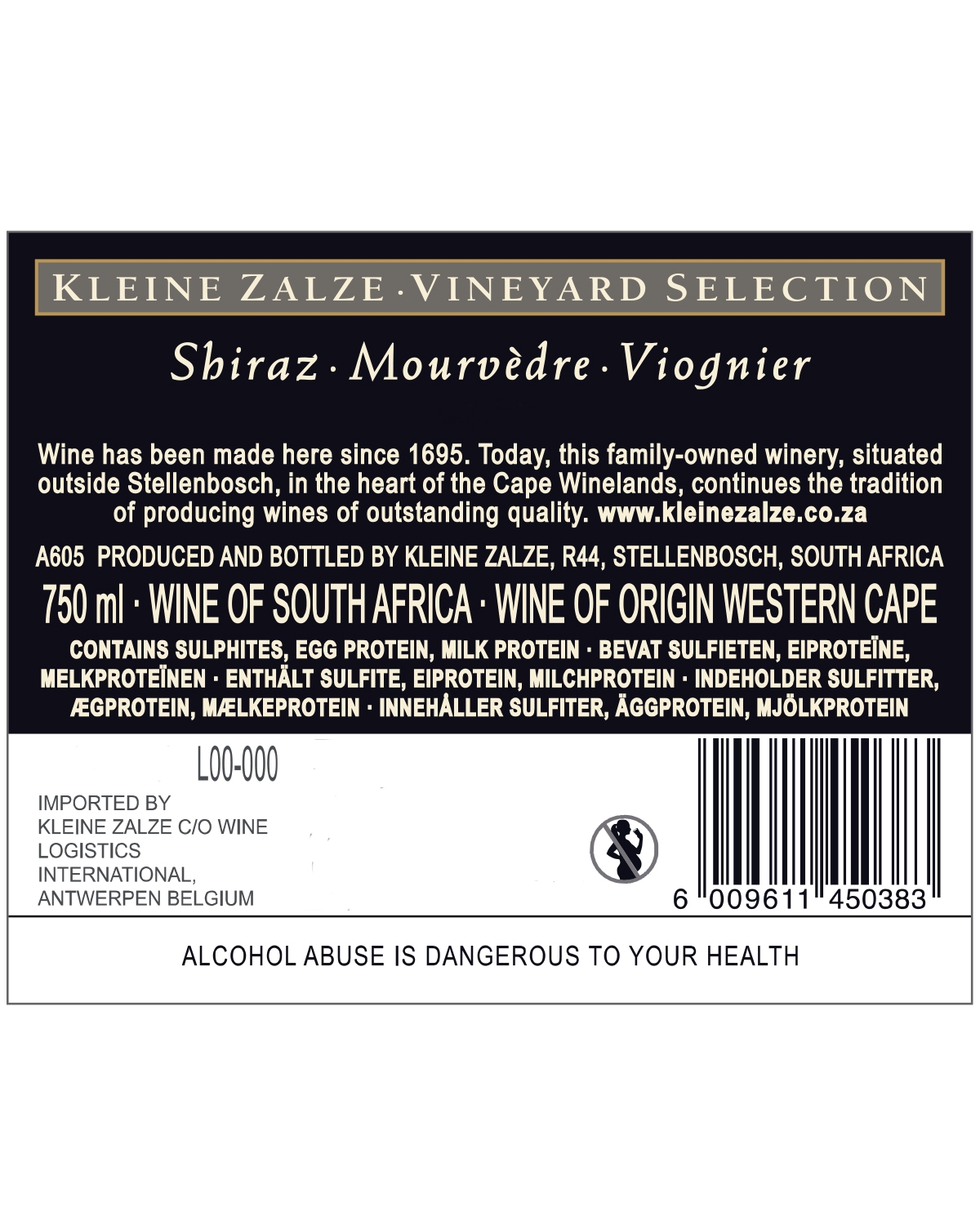 Eine Flasche Kleine Zalze Wein mit der Aufschrift "Shiraz, Mourvèdre, Viognier Vineyard Selection, South Africa", mit einem schwarzen Etikett mit goldenem und weißem Text und einem goldenen Logo auf der Vorderseite.