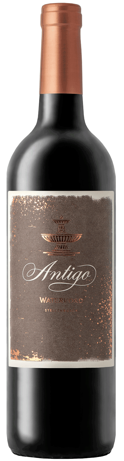 Eine dunkle Weinflasche mit einem kupferfarbenen Folienverschluss und einem rustikalen braunen Etikett, auf dem in eleganter Schrift das Wort "Antigo" sowie "WATERSHED" und weiterer kleinerer Text zu lesen ist.