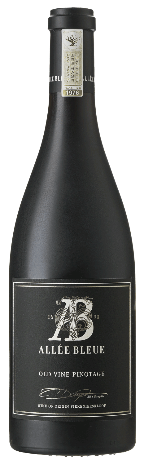 Eine Flasche Allée Bleue Old Vine Pinotage mit einem schwarzen Etikett mit silbernem Prägetext und einem Siegel am oberen Rand des Halses. Das Etikett enthält dekorative Schriftzüge und die Herkunft PIEKENIERSKLOOF.
