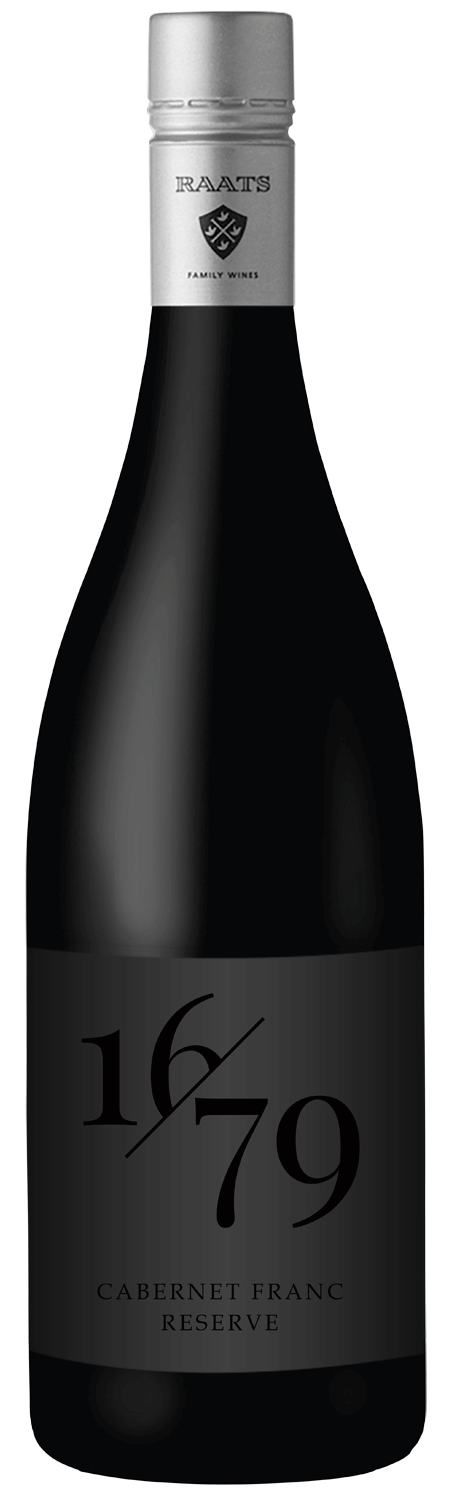 Eine dunkle Weinflasche mit silbernem Verschluss und der Aufschrift RAATS FAMILY WINES, mit 1679 und CABERNET FRANC RESERVE in schwarzer Schrift auf einem schwarzen Etikett.