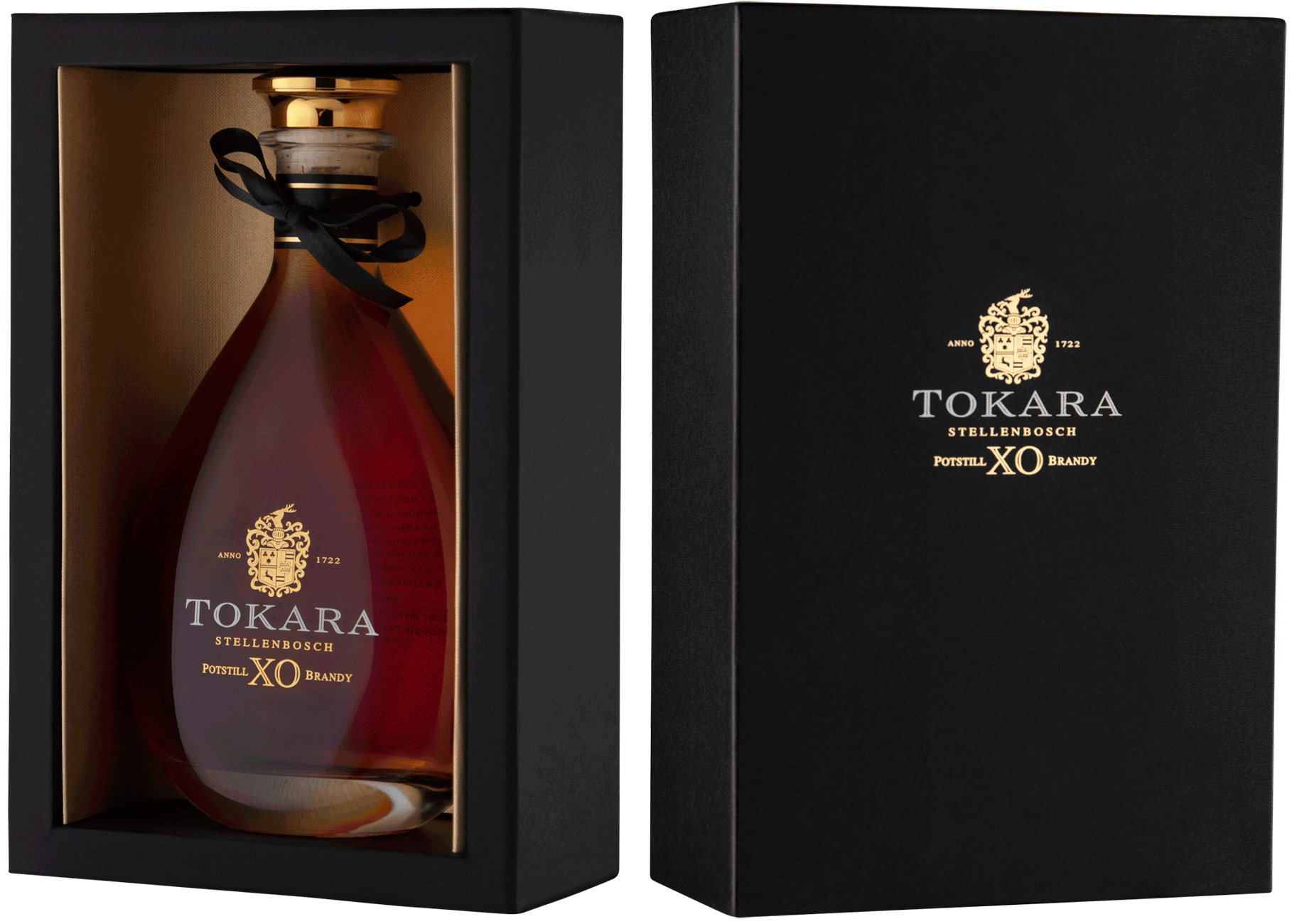 Eine Tokara Stellenbosch XO Potstill Brandy-Flasche in einer schwarz-goldenen Display-Box, die sowohl offen mit sichtbarer Flasche als auch geschlossen mit dem Logo und Branding auf der Vorderseite gezeigt wird.