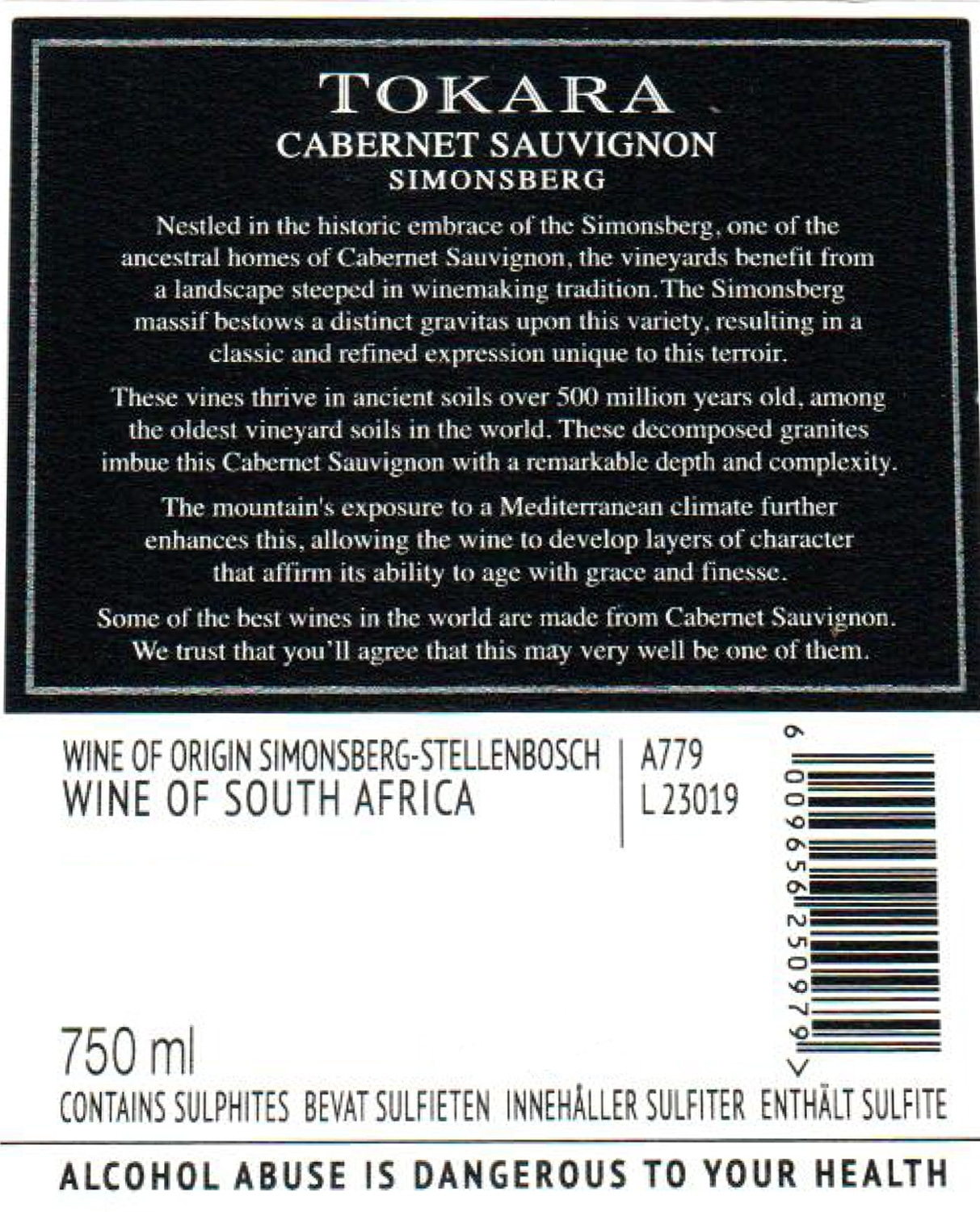 Tokara Cabernet Sauvignon Weinetikett mit beschreibendem Text über Herkunft, Charakter und Geschmack des Weins, Barcode, Flaschenvolumen (750 ml) und Gesundheitswarnung. Auf dem Etikett sind Sulfitgehalt und Herkunft angegeben: Simonsberg, Südafrika.