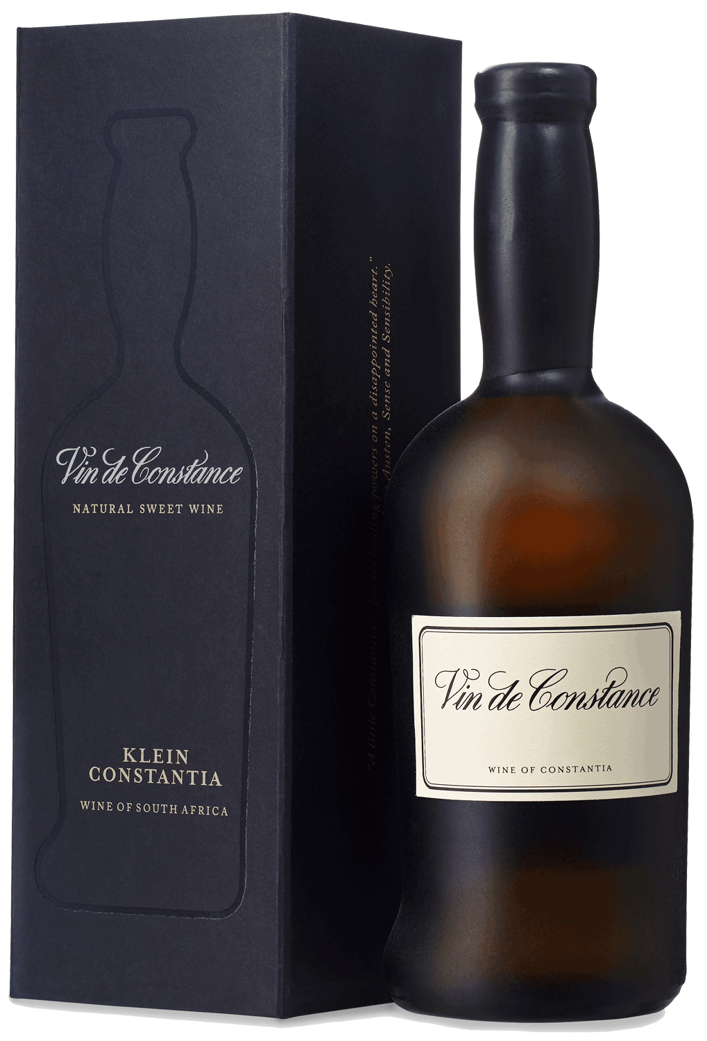 Eine Flasche Vin de Constance, ein natürlicher Süßwein aus Klein Constantia, Südafrika, wird neben ihrer dunklen, eleganten Schachtel mit passendem Branding und goldener Beschriftung gezeigt.