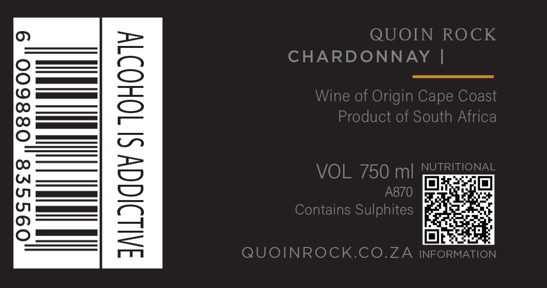 Weinflaschenetikett für Quoin Rock Chardonnay. Enthält einen Strichcode, die Warnung ALKOHOL IST SÜCHTIG, Angaben zur Herkunft des Weins, Volumen (750 ml), Sulfitgehalt, QR-Code für Nährwertangaben und einen Link zur Website.