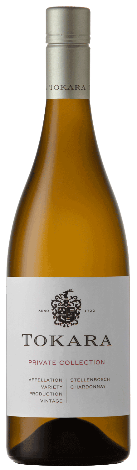 Eine Flasche Tokara Private Collection Chardonnay Wein mit einer hellen goldenen Farbe, mit einem weißen Etikett mit silbernem und goldenem Text und einem Wappen und einem passenden Tokara-gebrandeten Foliensiegel am Hals.