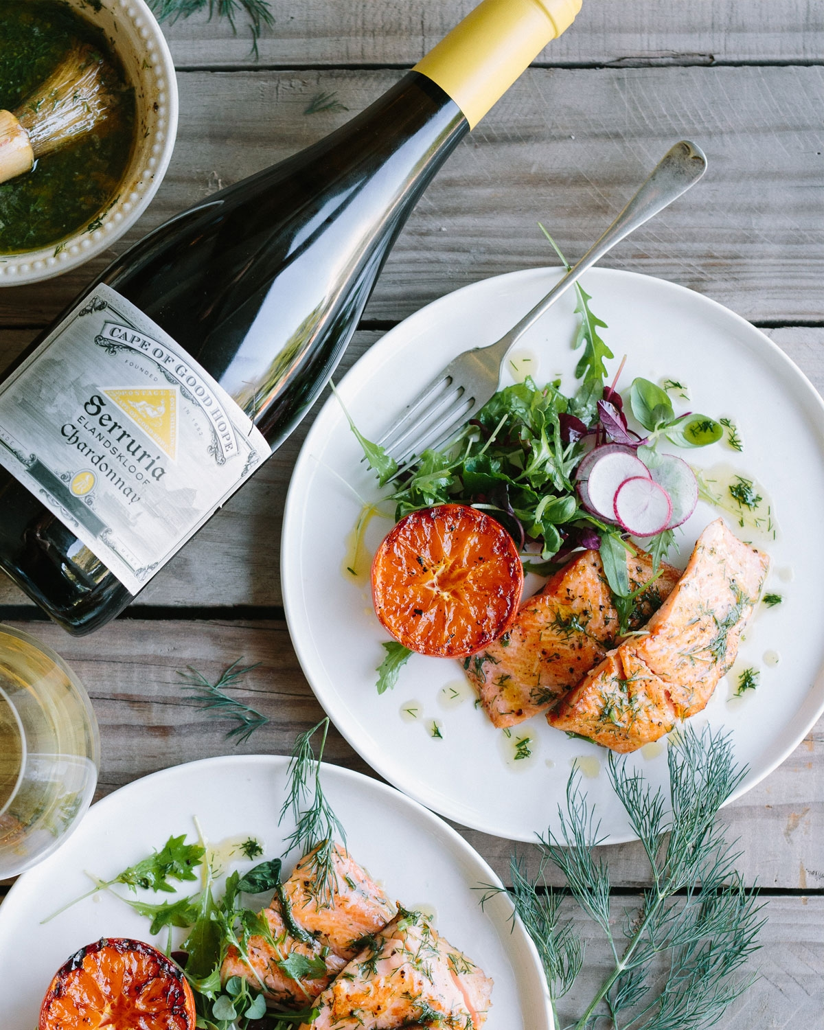 Eine Flasche des Weins Cape of Good Hope Serruria ElandsKloof Chardonnay mit einem gelben Wachssiegel und einem weißen Etikett mit schwarzem und goldenem Text und einer Landschaftsdarstellung.