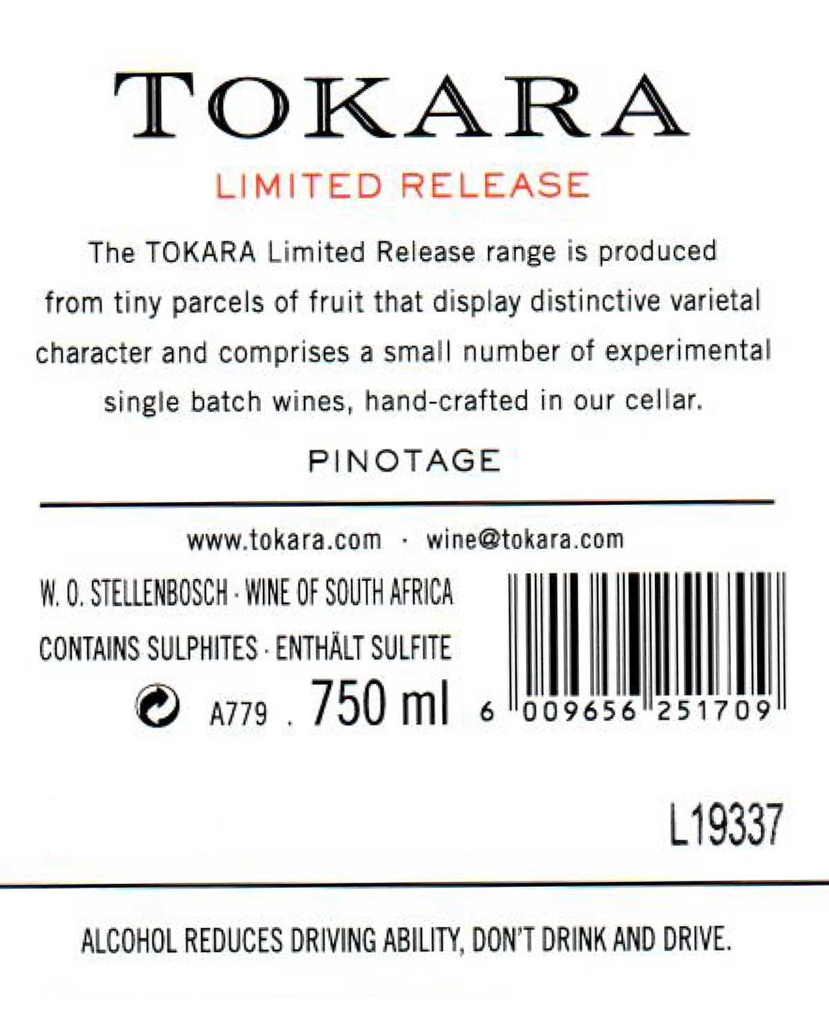 Eine Flasche Tokara Limited Release Rotwein mit schwarzem Verschluss und weißem Etikett, das das Tokara-Logo sowie Angaben zu Bezeichnung, Sorte, Herstellung, Jahrgang und Fässern enthält.