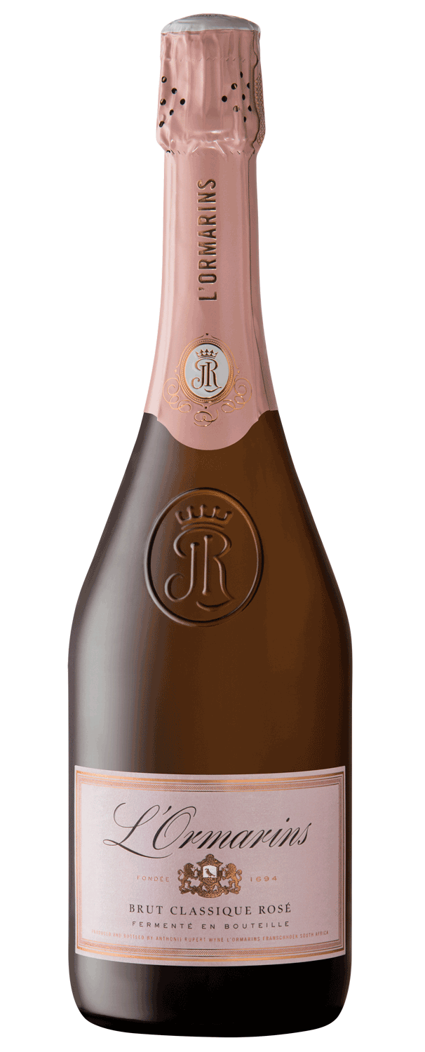 Eine Flasche L'Ormarins Brut Classique Rosé Sekt mit einem rosa Folienverschluss, geprägtem Logo und einem rosa-goldenen Etikett auf der Vorderseite.