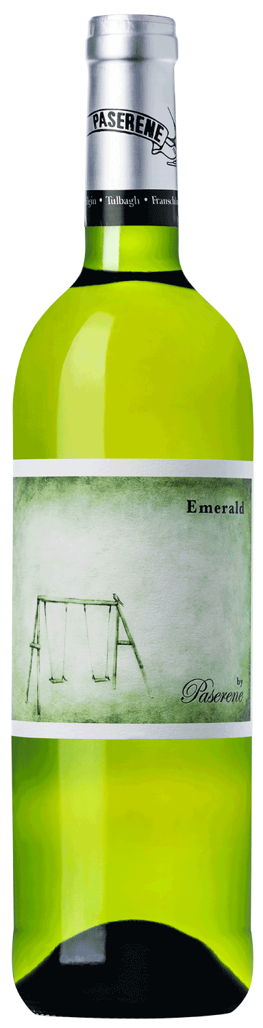 Eine grüne Glasweinflasche mit der Aufschrift Emerald von Pasarene zeigt die Illustration einer leeren Schaukel vor einem hellen, nebligen Hintergrund.