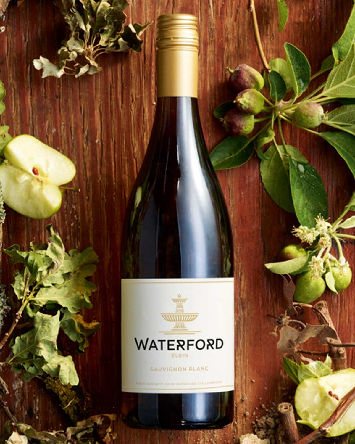 Eine Flasche Waterford Elgin Sauvignon Blanc mit goldfarbenem Verschluss und weißem Etikett mit Waterford-Logo und Text.