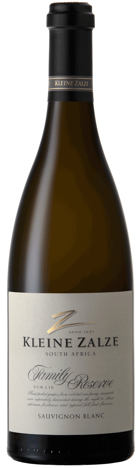 Eine Flasche Kleine Zalze Sauvignon Blanc Wein aus Südafrika, etikettiert Family Reserve mit goldenen und schwarzen Buchstaben auf einem cremefarbenen Etikett. Die Flasche hat einen dunkelgrünen Farbton und eine schwarz-goldene Folie am Hals.