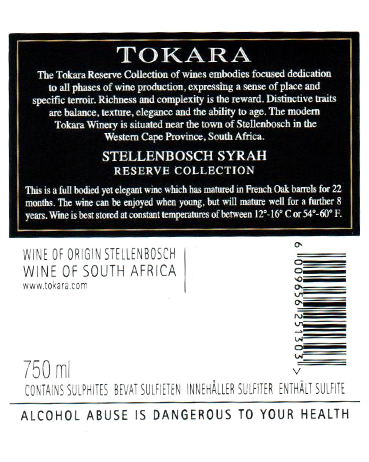 Weinetikett für Tokara Stellenbosch Syrah Reserve Collection mit einer Beschreibung der Herkunft, des Reifeprozesses und des Geschmacks. Enthält Volumen (750 ml), Sulfit-Warnung, Alkohol-Warnung und Barcode. Schwarzer und weißer Text auf weißem Hinter