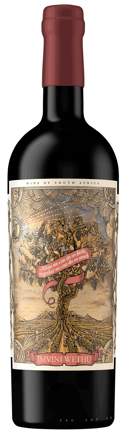 Eine dunkle Weinflasche mit einem kastanienbraunen Foliendach. Das Etikett zeigt einen illustrierten Baum mit einem Banner, auf dem zu lesen ist: "Allein können wir so wenig tun, gemeinsam so viel", und die Worte IMVINI WETHU am unteren Rand.