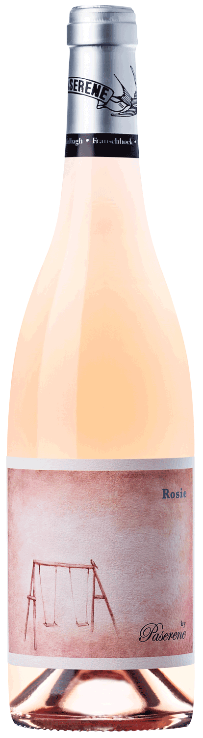 Eine Flasche Roséwein mit einem silbernen Verschluss. Das Etikett zeigt ein einfaches sepiafarbenes Bild einer leeren Schaukel und die Worte Rosie und by Pasarene. Der Wein hat eine leicht rosafarbene Tönung.