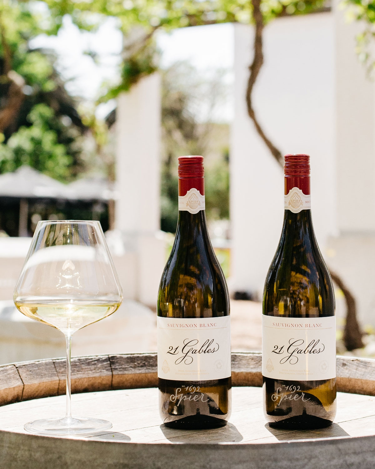 Eine Flasche Spier 21 Gables Sauvignon Blanc mit rotem Folienverschluss und weißem Etikett mit goldener und schwarzer Schrift. Auf dem Etikett steht, dass der Wein aus Stellenbosch, Südafrika, stammt.