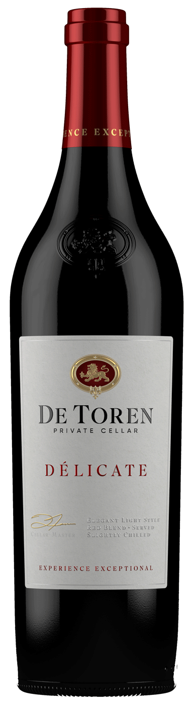 Eine Flasche De Toren Private Cellar Wein mit der Aufschrift "Délicate", mit einem rot-goldenen Deckel und einem grauen Etikett mit goldener, roter und schwarzer Schrift "Experience Exceptional".