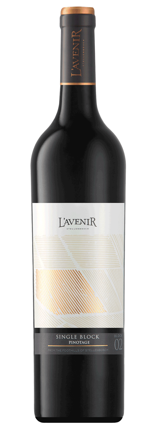 Eine dunkle Weinflasche mit der Aufschrift LAvenir Single Block Pinotage mit einem modernen weiß-goldenen Etikettendesign vor einem hellgrauen Hintergrund.