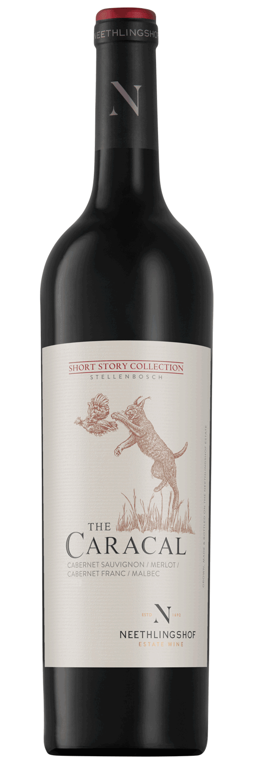 Eine Flasche des Rotweins Neethlingshof The Caracal mit einem Etikett, auf dem ein Karakal abgebildet ist, der einen Vogel fängt. Der Wein stammt aus der Short Story Collection, Stellenbosch.