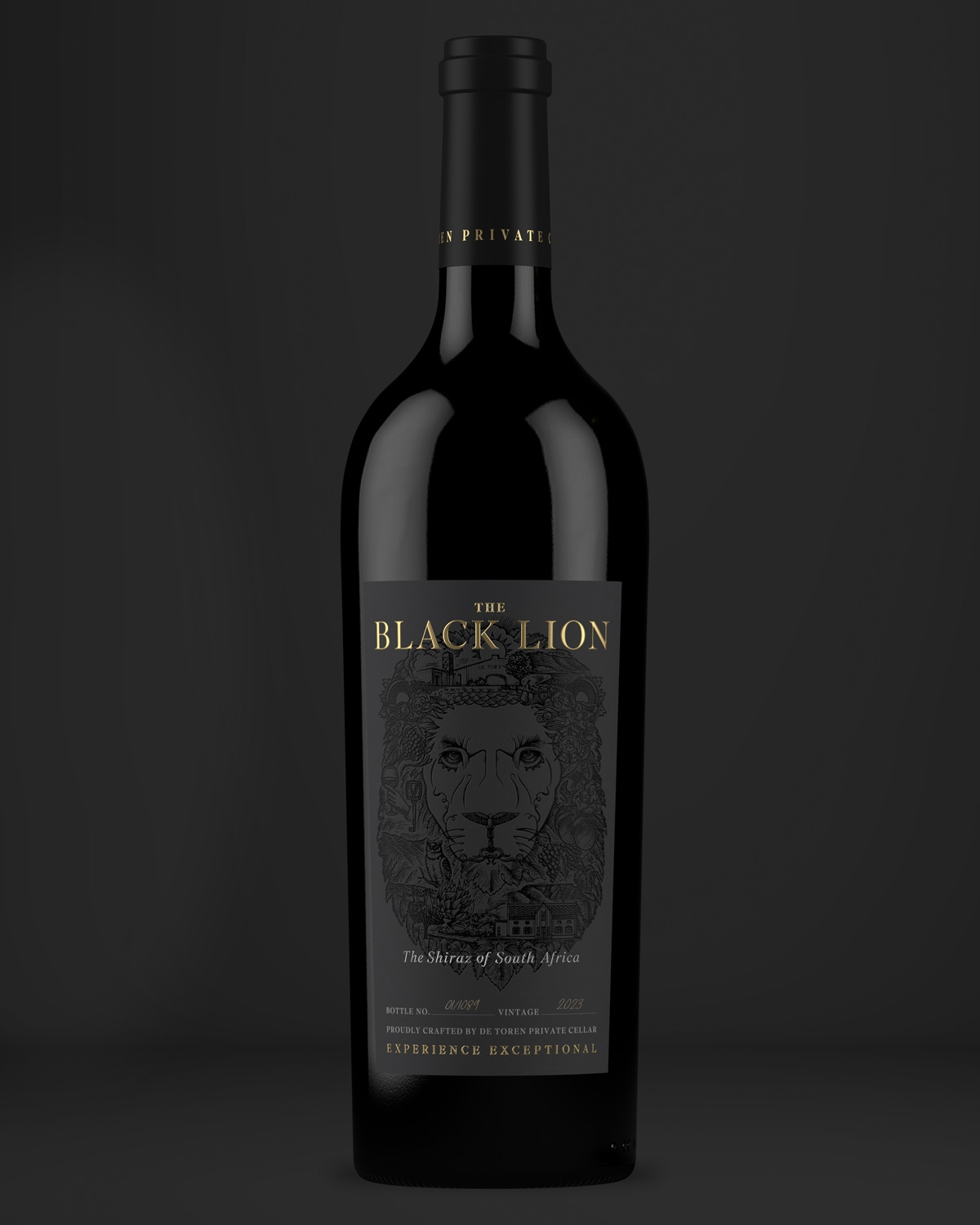 Eine dunkle Weinflasche mit der Aufschrift The Black Lion steht aufrecht in einem rechteckigen dunklen Holzrahmen; das Etikett zeigt eine detaillierte Löwenillustration und goldenen Text.