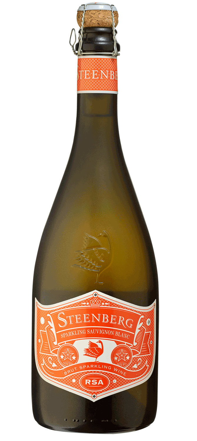 Eine Flasche Steenberg Sparkling Sauvignon Blanc mit einem orange-weißen Etikett, einem mit Draht gesicherten Korken und einem geätzten Vogelmotiv auf dem Glas. Das Etikett weist darauf hin, dass es sich um einen Brut-Schaumwein aus Südafrika handelt.