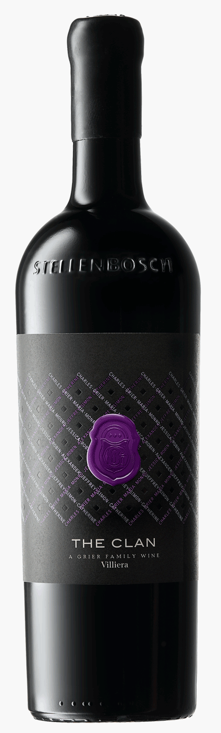 Eine dunkle Weinflasche mit der Aufschrift "The Clan" und der Prägung "Stellenbosch" im oberen Bereich, einem schwarzen Etikett mit einem violetten Wachssiegel und der Aufschrift "A Grier Family Wine, Villiera" im unteren Bereich.