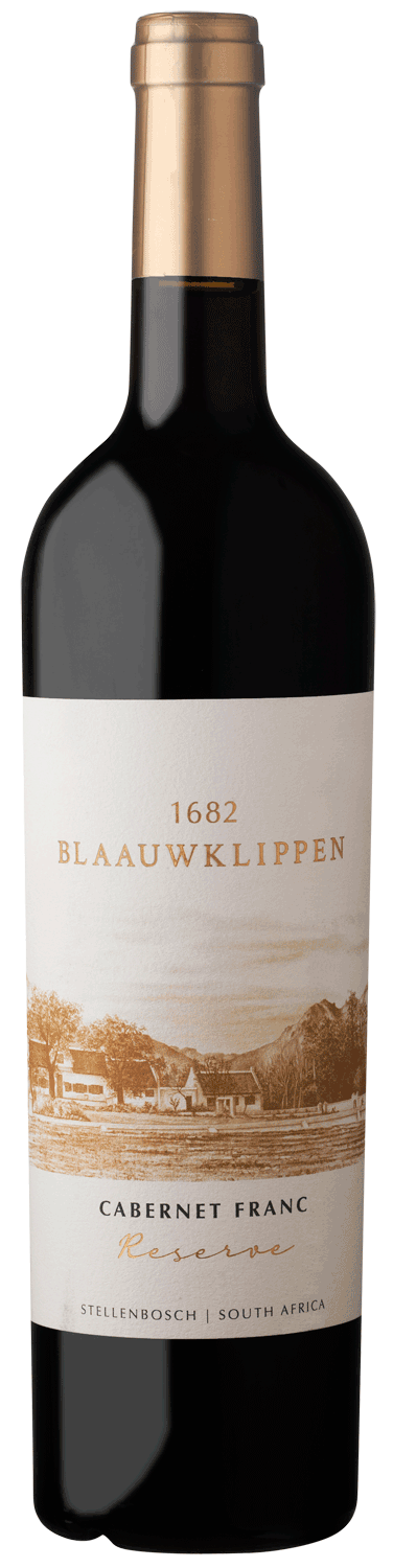 Eine Flasche Blaauwklippen 1682 Cabernet Franc Reserve Wein mit einem Goldfolienverschluss und einem cremefarbenen Etikett mit einer Illustration eines Weinbergs und von Gebäuden, aus Stellenbosch, Südafrika.