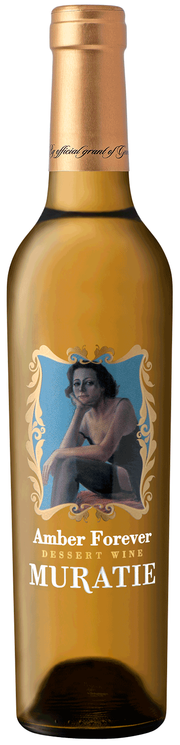Eine Flasche Muratie Amber Forever Dessertwein mit einem goldenen Verschluss und einem Etikett mit dem Porträt einer Frau in einem dekorativen Rahmen. Der Text auf dem Etikett lautet: "Amber Forever Dessertwein Muratie".