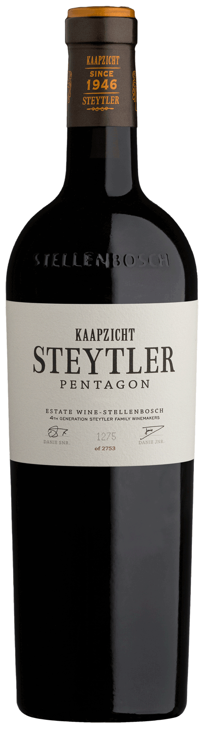 Eine Flasche Kaapzicht Steytler Pentagon Rotwein mit schwarzem Verschluss und cremefarbenem Etikett, auf dem der Name, das Weingut und der Jahrgang angegeben sind.